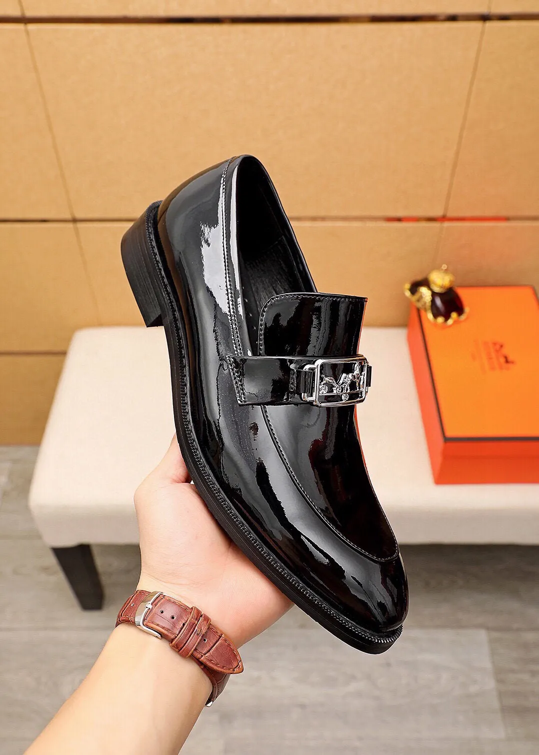 Men's shoes 💰480 💐 Product trademark: HERMES "Hermès" casual leather shoes Regular size: 38-44 (45🉑️customized) Product materials: Selected imported first-layer open-edge beaded cowhide upper + classic hardware buckle, imported water-dyed 🐂 cowhide lining. Strong three-dimensional visual effect, non-slip and wear-resistant combination outsole Color: 2⃣️colors available